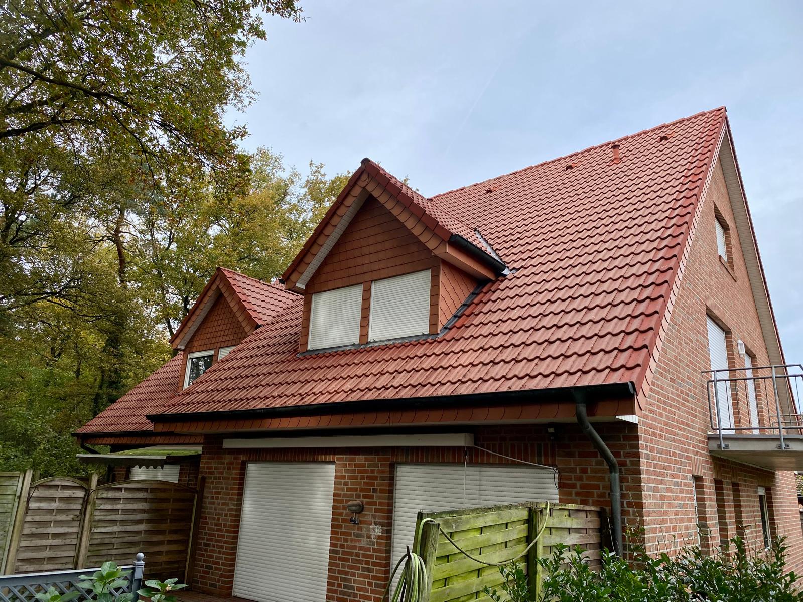 Dachreinigung Wielen Nachher: Das Dach strahlt wieder in der originalen Farbe.